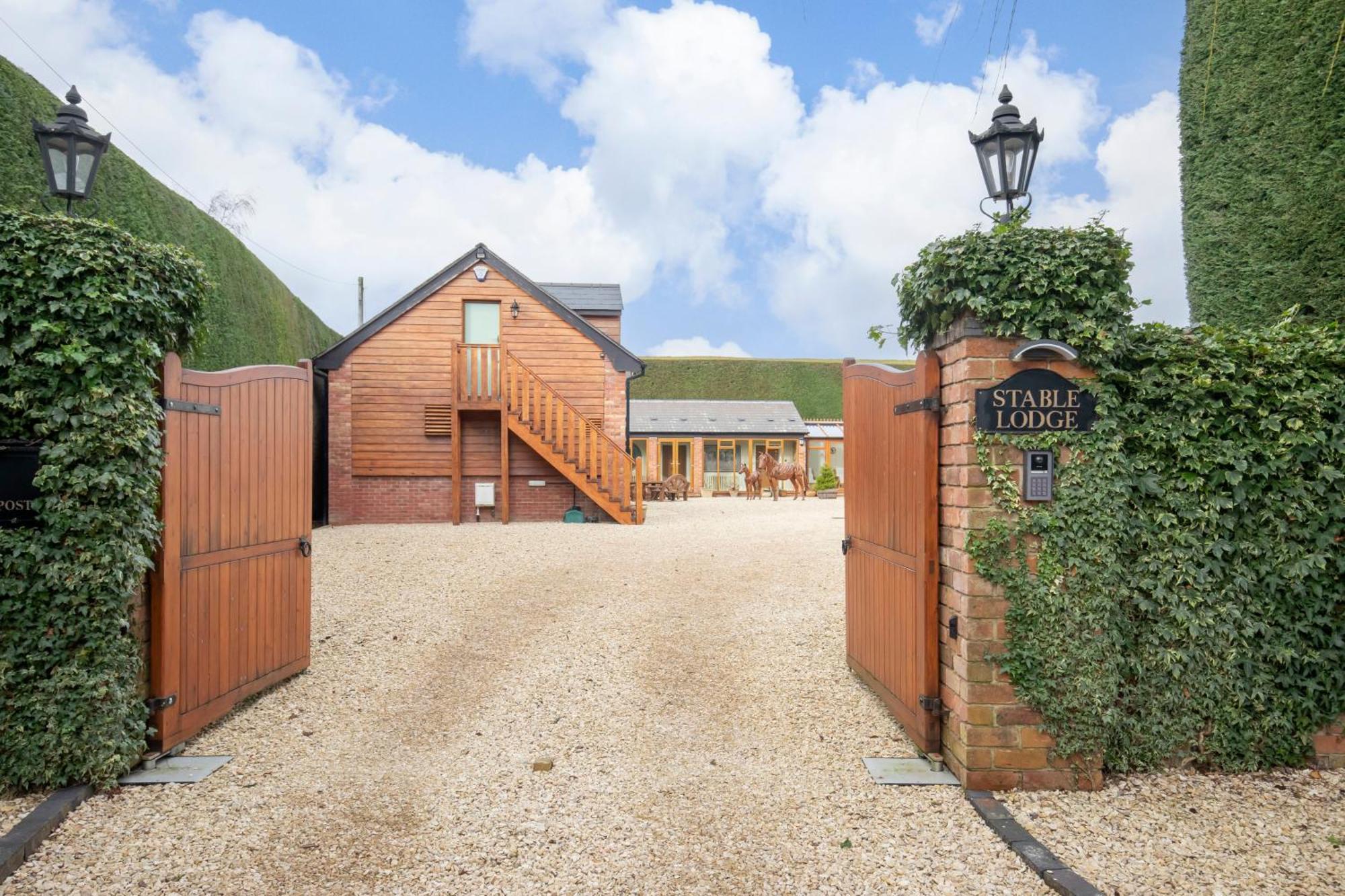 Stable Lodge - Boutique Bed & Breakfast Shurdington Extérieur photo